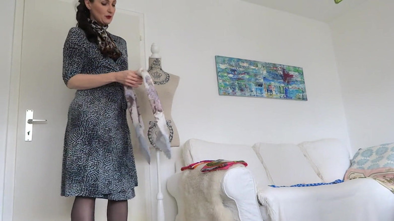 Lady Victoria Valente: Oggi praticamo le sciarpe di seta da legare
