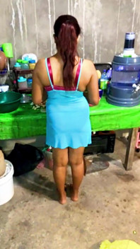 Ateşli evli kadın kocası yemek yaparken amını parmaklıyor