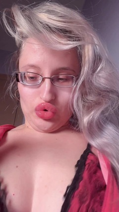 FinDom Goaldigger: kırmızı lipglos büyüleyici