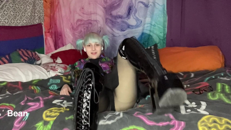 Alice Bean: Pisando no seu pau pequeno