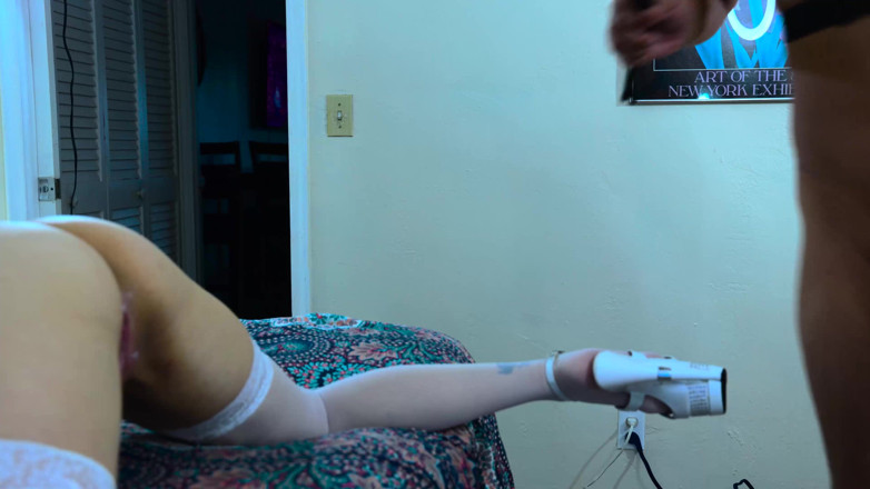 Smash Thots Films: GILF blonde dikongkek dalam biliknya