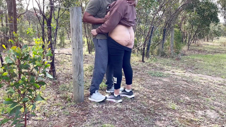 Hot 365 Entertainments: Desi manželka má venkovní poměr na turistice