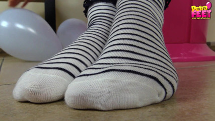 Foot Fetish HD: Petra plays with balloons and her feet