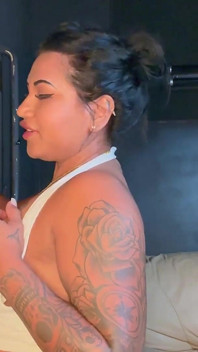 Maya Lynn pohltí ptáka v gloryhole