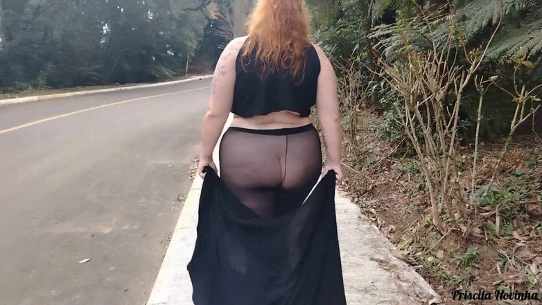 Priscila: Minha madrasta em calças transparentes sem calcinha se exibindo na...