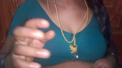 Vaishnavi35: 泰米尔阿姨在她独处时挤压她的乳房，无法控制她的情绪