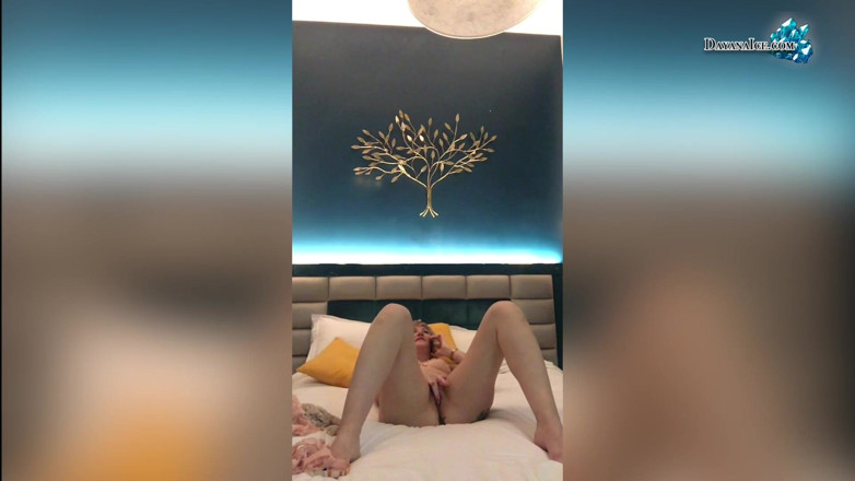 Dayana Ice: O mamă sexy pasională mângâie pizda umedă pe cameră