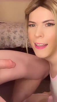 Sissy Troia succhia il cazzo per un enorme carico di sperma due volte di fila - jessica bloom