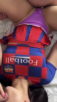 Heiße cheerleaderin mit einem dicken arsch fickt zwei schwänze
