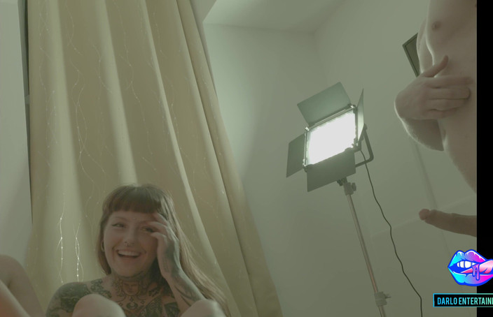 Darlo ent: 二人の尻軽女が大きな白いペニスを共有する