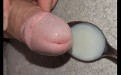 Super close-up aftrekken, randen en lekken meerdere ladingen op een lepel en eigen sperma doorslikken geruïneerd orgasme ongecensureerd, geaderd pik sperma