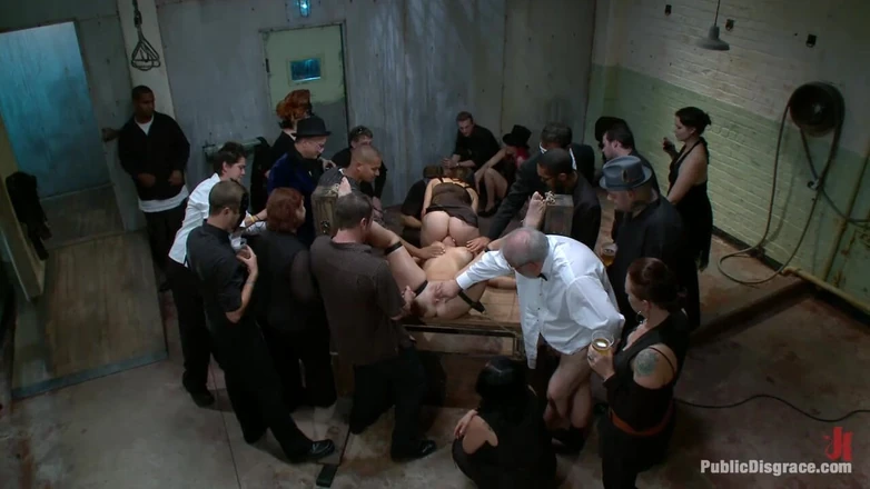 Public Disgrace by Kink: Loira gostosa de 19 anos recebe dupla recheada