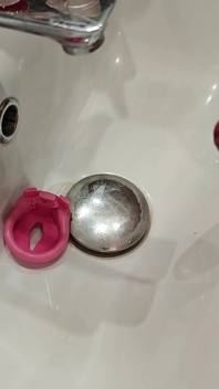 Dominatrix Madrastra saca la jaula del pene de su hijastro, le deja orinar y lo lava en la ducha