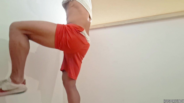 Hotsportfitboy: Masturbasi berisiko di balkon - mani muncrat hot dan hampir kepergok