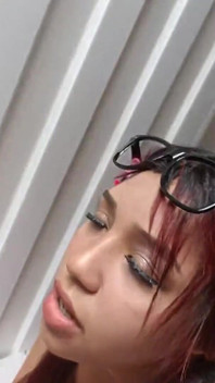 Quand je suis avec ma demi-sœur, j’ai envie de la baiser à cause de ce gros cul qu’elle a, elle est new-yorkaise