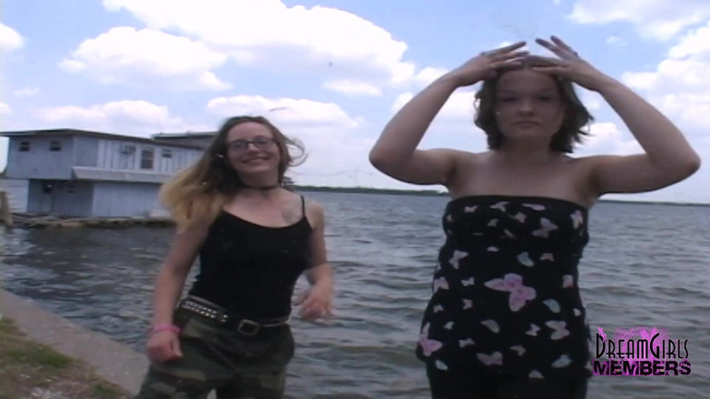 Dream Girls: Kari und rose ziehen riskant blank beim blankziehen in der...