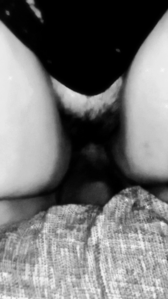 Lily & Theo: Mia moglie cavalca e inonda tutto il divano con la...