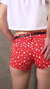 Sexy asijská teenagerka škádlí viditelné kalhotky ve velmi těsných šortkách