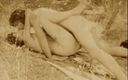 Vintage megastore: Худенькая подруга сосет и трахается со спермой на улице в любительском видео