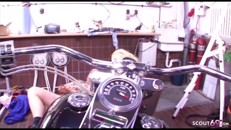 Full porn collection: La motociclista si fa riparare la moto e paga un...