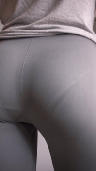 Fit milf provoca linhas de calcinha visível em meia-calça