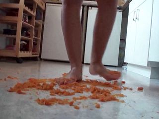 Foot Girls: 台所で食べ物を踏みつける接写