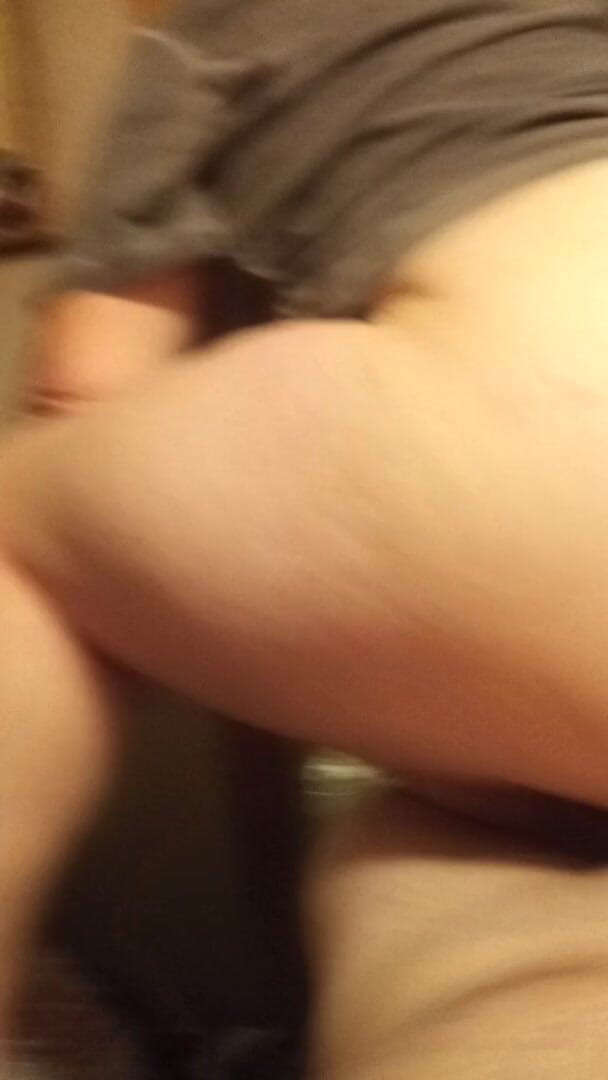 Kinkyfuncpl: Garoto, ela com certeza gosta de deslizar essa buceta quente...