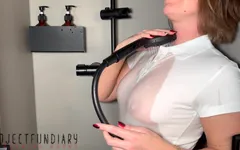 Perniaga wanita serius dalam baju polo putih dan pakaian pejabat selepas mandi Fun_short - Projectfundiary