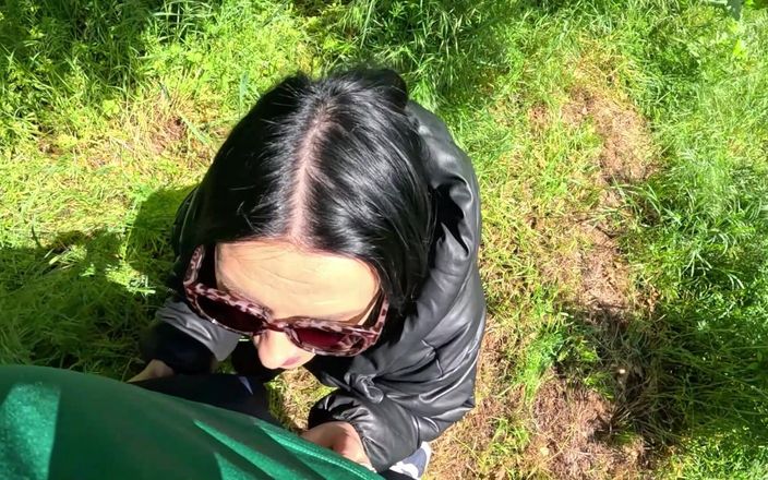 MilfyCalla: Un caldo pompino all'aperto e gioco con la sborra con...
