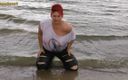 Anna Devot and Friends: Annadevot - in jeans strappati nel lago
