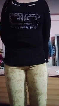 Gaurisissy gay indiano travestito sprezza e gioca con le sue grandi tette in maglietta di jeans