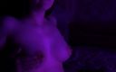 Violet Purple Fox: I grandi seni che rimbalzano della vicina. Stringo i capezzoli...