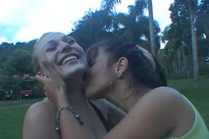 FetishKing: 레즈 핫한 섹시한 키스 마라톤