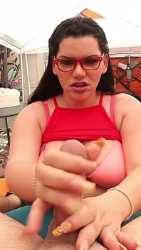Awek Latina Angelina Castro yang bertetek besar adalah seorang nerd miang. Siapa mahukan zakar!