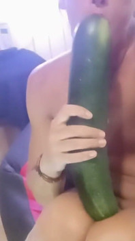 이 사람은 매우 흥분합니다. 그는 천천히 그의 손을 안으로 슬라이딩하고 있다