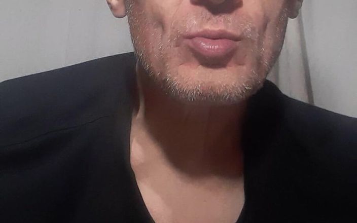 Big uncut hard cock: Ciepły romantyczny kochający pocałunek ustami i językiem zróbmy to razem.
