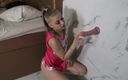 Solo Austria: Animadora adolescente cachonda provoca Culo, pies de coño + chupando consolador!