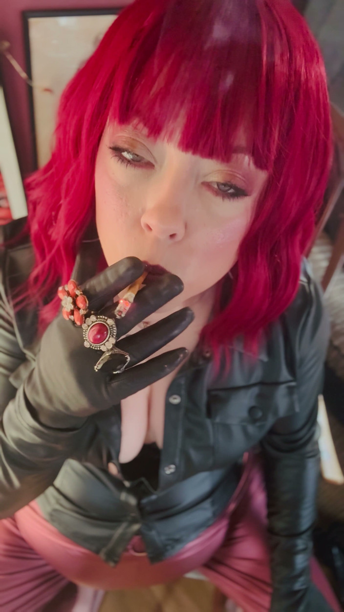 Tina Snua: あなたの愛人ティナ・スヌアが革の服を着てチェーン吸い、コルクタバコを2本吸う