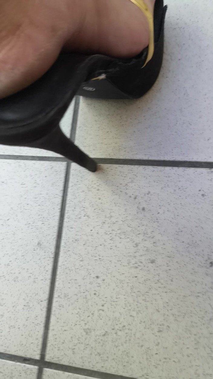Mutsakin: High Heels