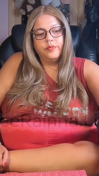 Brasilianische bBW-MILf-göttin raucht alles
