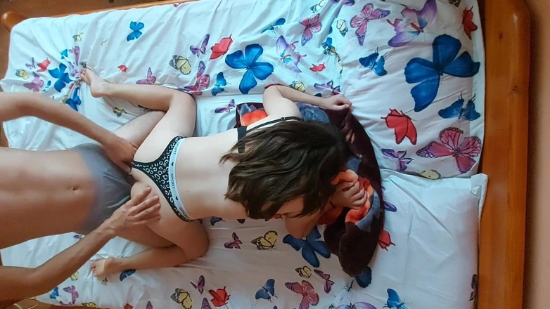 The amateur teenagers: Pasangan muda berkongkek pagi yang sengit dan intim