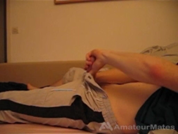 AmateurMates: Ho Preso Il Fratellastro Rosso Della Mia Coinquilina Che Masturbava...