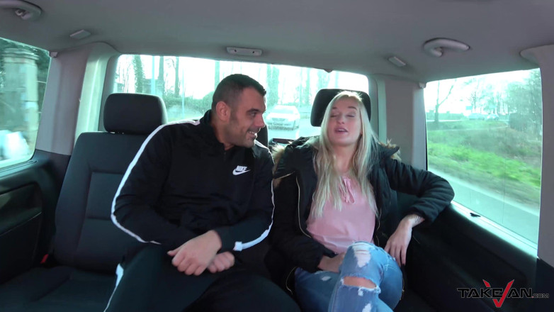 Take Van: Dumme junge blondine von falschem taxifahrer betrogen und spreizt beine...