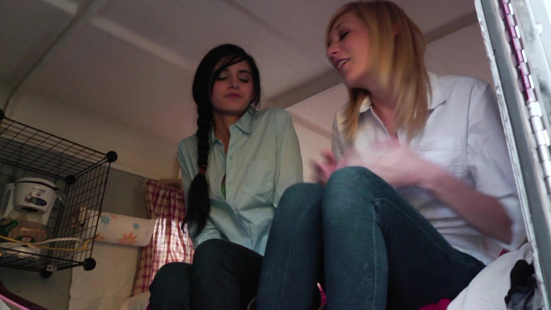 Delicious Girl Threesomes: Volevano scopare ma sono stati interrotti da una bionda storditrice...