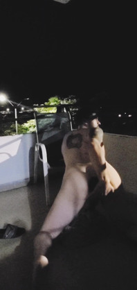 Futându-mi curul pe balcon