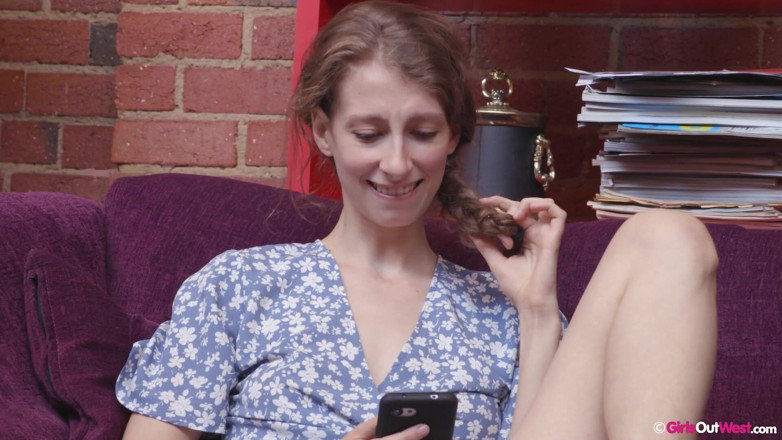 Girls Out West: Amatoriale carina si sgrilletta il suo cespuglio prima di giocare...