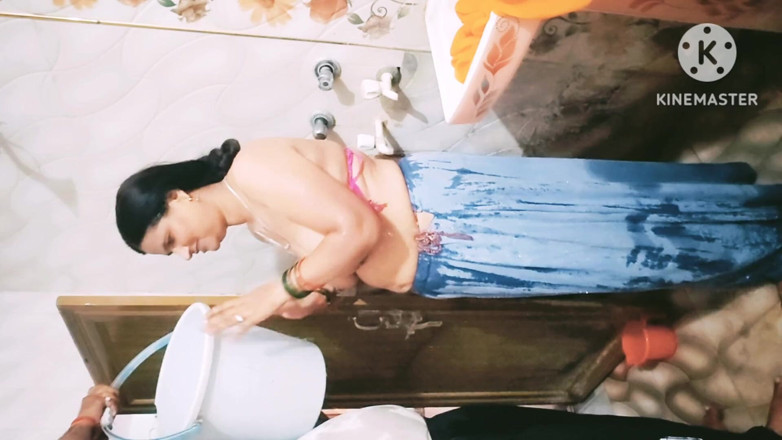 Lustykajolbhabhi: Gadrai Bua Ki Badkamer Me Chudai