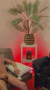 直立的Twwink学生想要回来，他在被吮吸后第一次尝试操一个男人
