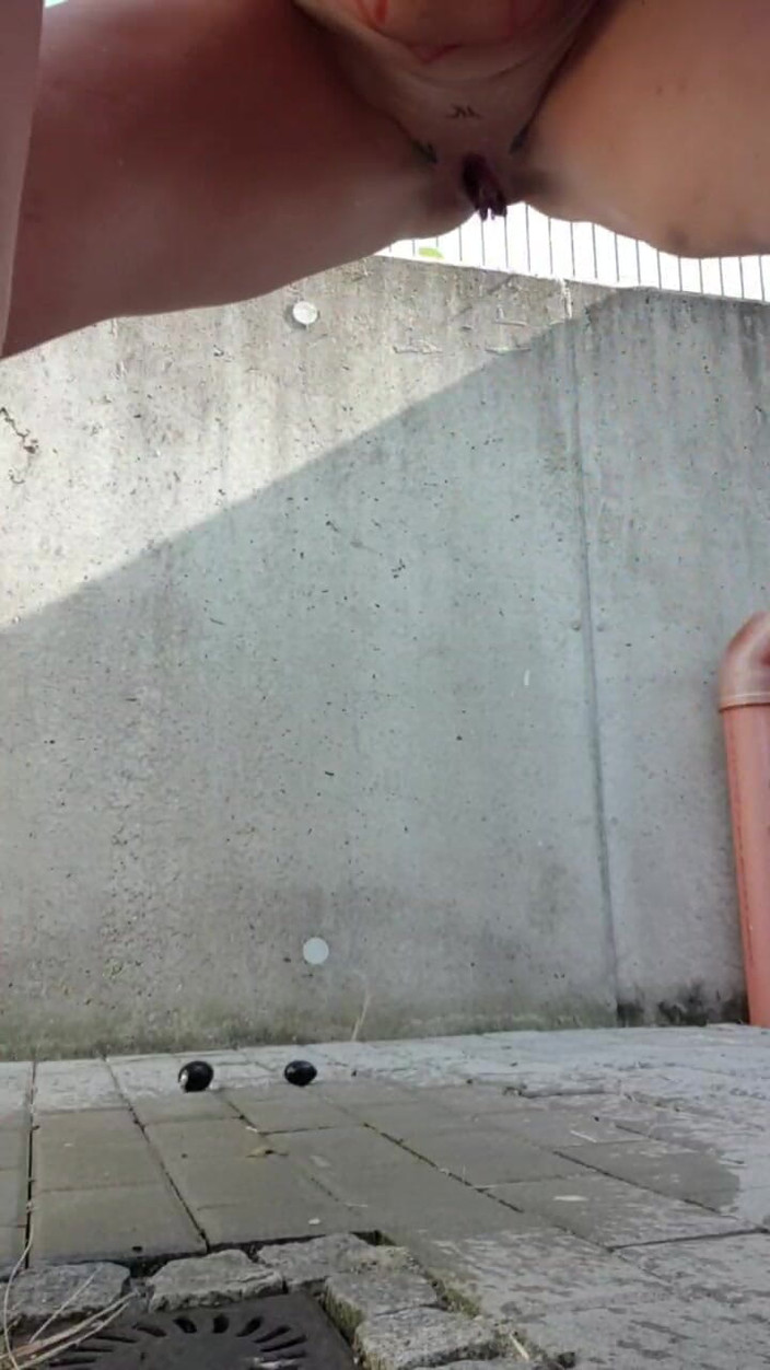 JulieEroticDress: 女王自慰喷肛门和阴道户外