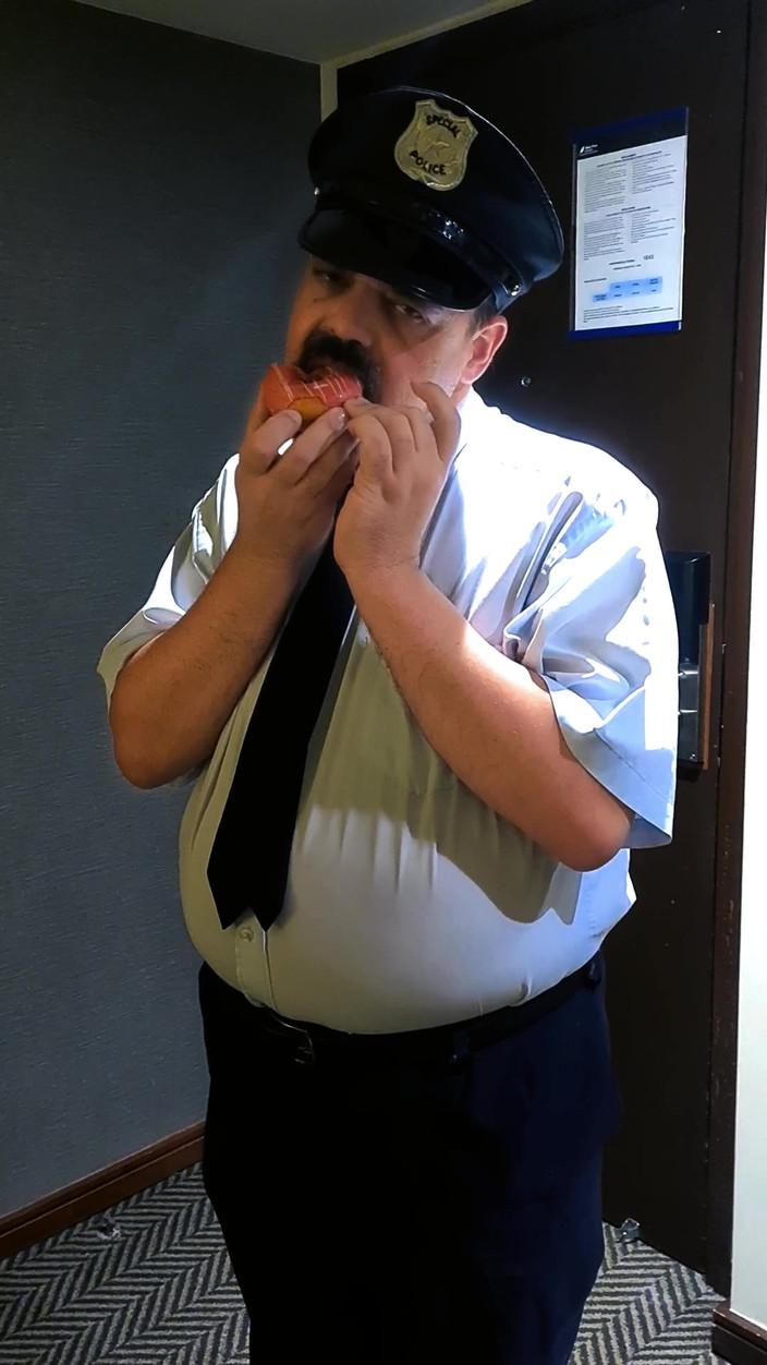 Punchbagplz: Oso Policía En Primer Plano - Adoración Y Dominación